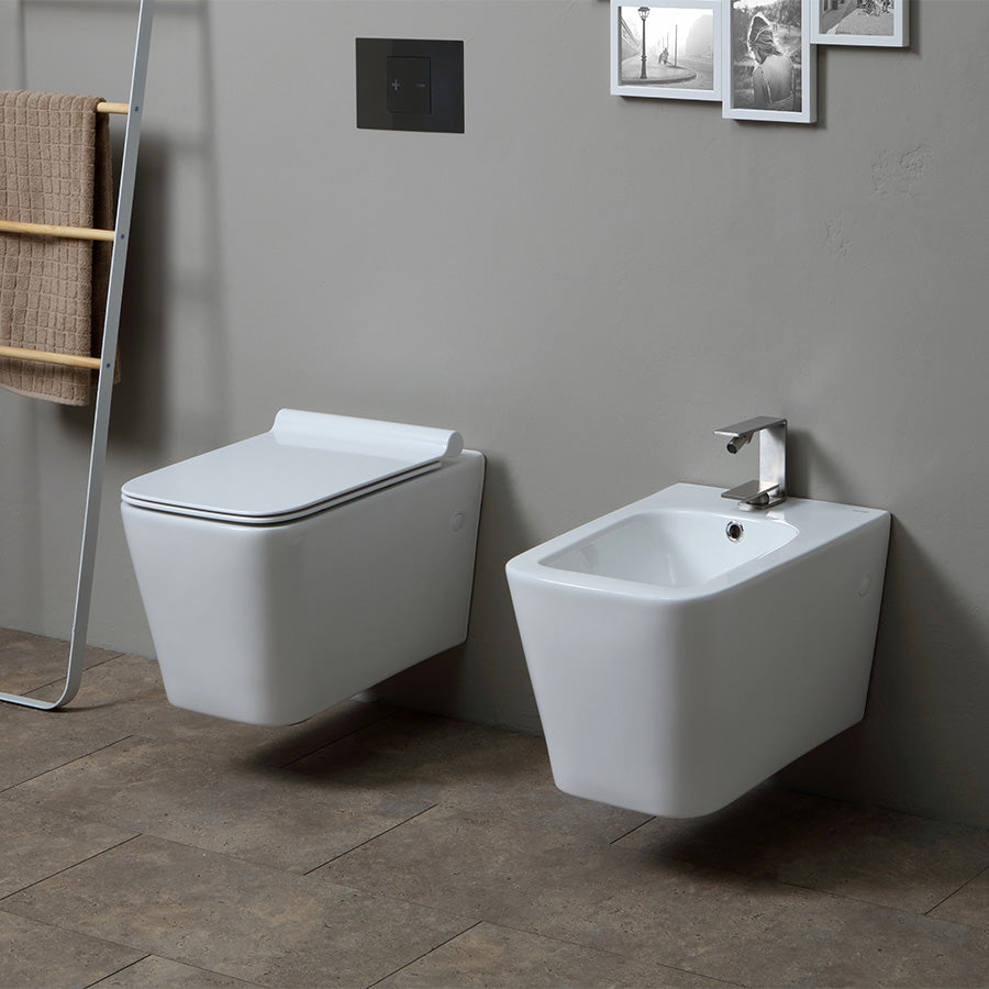 WC sospeso Nero Plus Nanà bianco, ambientazione ufficiale con bidet coordinato